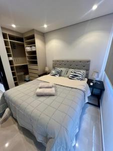 Nu GuazuにあるModern And Chic Loft Close To The Airport In Luqueの大きなベッドと枕のある寝室