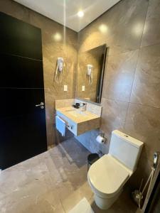 Nu GuazuにあるModern And Chic Loft Close To The Airport In Luqueのトイレと洗面台付きのバスルーム