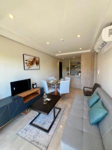 Nu GuazuにあるModern And Chic Loft Close To The Airport In Luqueのソファとテーブルのあるリビングルーム +12枚の写真