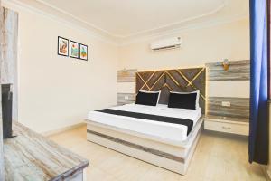 a bedroom with a bed in a room at Hotel O Subash Inn in Jalandhar