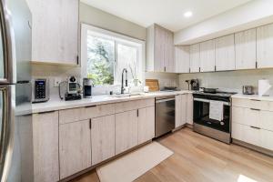 Η κουζίνα ή μικρή κουζίνα στο 8 Mi to Bellevues Snowflake Lane Cozy Retreat +17 φωτογραφίες