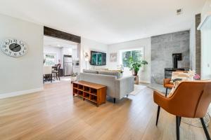 Μια τηλεόραση ή/και κέντρο ψυχαγωγίας στο 8 Mi to Bellevues Snowflake Lane Cozy Retreat