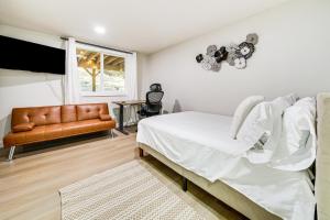 Ένα ή περισσότερα κρεβάτια σε δωμάτιο στο 8 Mi to Bellevues Snowflake Lane Cozy Retreat