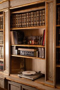 ein Bücherregal voller Bücher in der Unterkunft Giordano Segreto in Rom