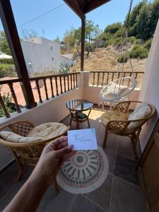 VátionにあるTraditional Thea Homeのポーチで看板を掲げている人