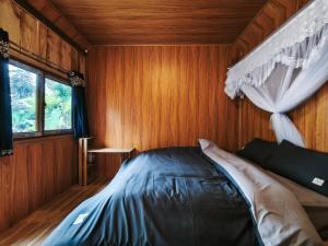 a bedroom with a bed in a room with a window at Hagiang Joy's retreat 