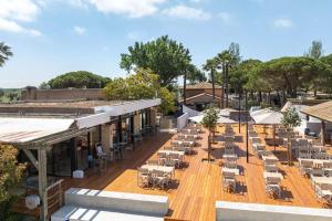 Un restaurante u otro lugar para comer en La marine
