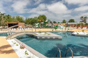 La alberca dentro o cerca de La marine