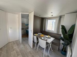 Η κουζίνα ή μικρή κουζίνα στο Bungalow du bonheur, Camping les viviers