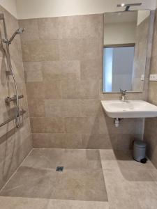 un baño con lavabo y espejo en A l'abri des marées - Maison de charme dans le parc du Domaine du Cloitre, en Pléneuf-Val-André 40 fotos más