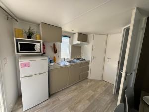 Η κουζίνα ή μικρή κουζίνα στο Bungalow du bonheur, Camping les viviers