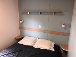 Una cama o camas en una habitación de La marine 6 fotos más