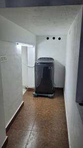 ein kleines Zimmer mit einem kleinen Haushaltsgerät in einem Zimmer in der Unterkunft YandY in Ernakulam