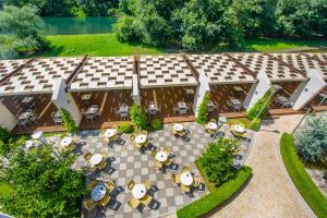una vista aérea de un patio con mesas y sillas en Luani A Hotel en Shkodër