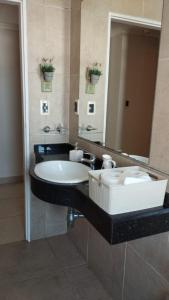 un bagno con lavandino e specchio di Como en casa a Corrientes