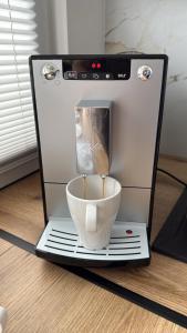 una cafetera con una taza encima en LGH2-4 Schlafzimmer, voll ausgestattet, WLAN, Balkon, self-check-in, en Langenhagen 3 fotos más