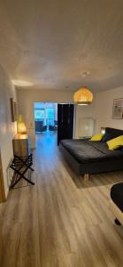 een slaapkamer met een bed en een bureau erin bij Haus Im Wald 