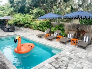 Kolam renang di atau dekat dengan Luxe Vilano Beach Home Pool Hot Tub Cart
