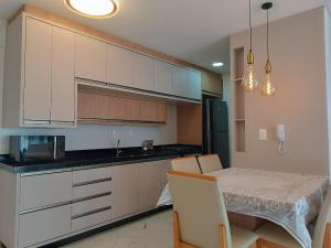 Dapur atau dapur kecil di Apto novo com vista pro mar