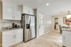 Η κουζίνα ή μικρή κουζίνα στο 3 Mi to Arabia Mtn Trails Quiet Ranch-Style Home