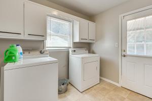 Η κουζίνα ή μικρή κουζίνα στο 3 Mi to Arabia Mtn Trails Quiet Ranch-Style Home +21 φωτογραφίες