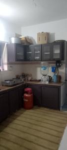 une cuisine avec des armoires noires et une poubelle rouge dans l'établissement December Holiday inn 2BHK House, à Kodaikānāl 20 autres photos