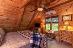 Un dormitorio con una cama y un ventilador de techo. en St Johns Ridge, en Sugar Grove