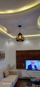 un soggiorno con divano e TV a schermo piatto di Irina Blessed Homes Bonanjo 1 a Douala Altre 19 foto