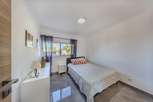 a bedroom with a bed and a window at Quinta Veigas in Medronhal +7 photos