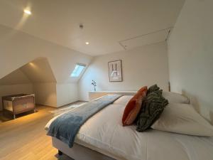 ディクスムイデにあるBiervlietmolen Vakantiewoningの部屋の中に大きなベッドがある寝室