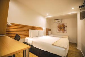 a hotel room with a bed and a desk at Ataraxy Hotel Boutique in San Andrés