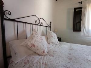 une chambre avec un lit avec des oreillers dessus dans l'établissement Casa Monte, à El Palmar