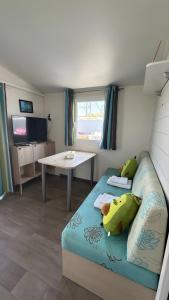 a small room with a bed and a table at Alojamiento Rural Coral 2 in Roche