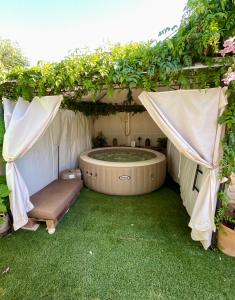Κήπος έξω από το Casa rural con Jacuzzi en Alcalá de Guadaíra, Cerca de Sevilla
