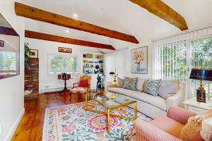 una sala de estar con un sofá y una mesa en Peaceful Cape Escape, en Marstons Mills