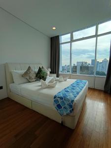 Una cama grande en una habitación con una ventana grande. en The moon light vortex suits kl, en Kuala Lumpur