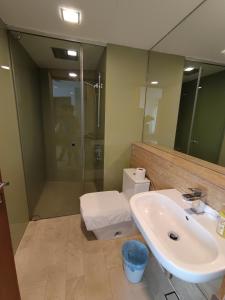Un baño con lavabo, ducha e inodoro. en The moon light vortex suits kl, en Kuala Lumpur