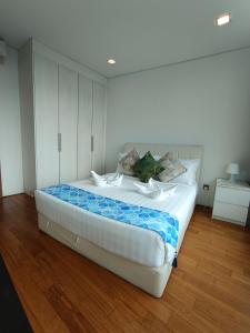 Un dormitorio con una cama grande con sábanas azules y blancas. en The moon light vortex suits kl, en Kuala Lumpur 17 fotos más