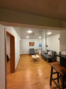 a living room with a couch and a table at Hermosa casa en el centro de Filandia, Quindío in Filandia