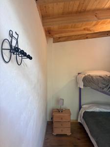 una camera da letto con due letti a castello e una bicicletta sul muro di Lakeview Apartment in the Heart of Guatavita Bunk bed for Kids a Guatavita Altre 4 foto