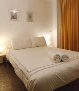 Un dormitorio con una cama con toallas. en CAL TIO PAU, en Orba