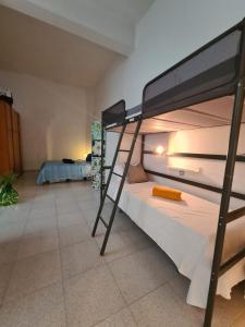 ナルドにあるSalento - Casa Vacanza di appartamento open spaceの二段ベッド2組、はしごが備わる客室です。