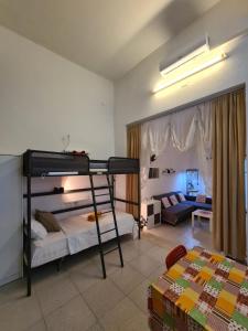 ナルドにあるSalento - Casa Vacanza di appartamento open spaceの二段ベッドのある寝室とリビングルーム +54枚の写真