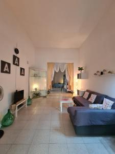 ナルドにあるSalento - Casa Vacanza di appartamento open spaceのリビングルーム(青いソファ付)、