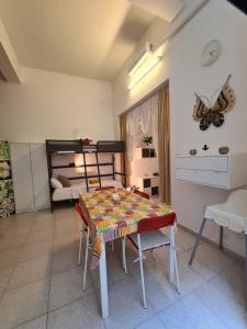 ナルドにあるSalento - Casa Vacanza di appartamento open spaceの壁に蝶が飾られたテーブルとベッドのある部屋