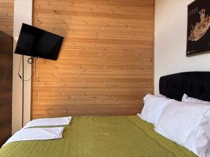 una camera da letto con un letto e una TV a parete di Lakeview Apartment in the Heart of Guatavita Bunk bed for Kids a Guatavita