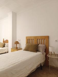 Un dormitorio con una cama grande con cabecero de madera. en CAL TIO PAU, en Orba