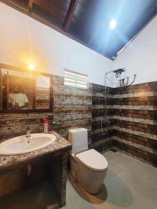 un baño con inodoro y lavabo en CalmDown, en Ahangama