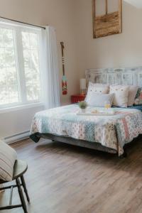 a bedroom with a bed and a window at The Klinck House in Collingwood