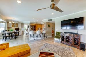 una sala de estar con un sofá y una mesa en Lakefront Living! Huge Phoenix Home with Dock, Pool, en Phoenix